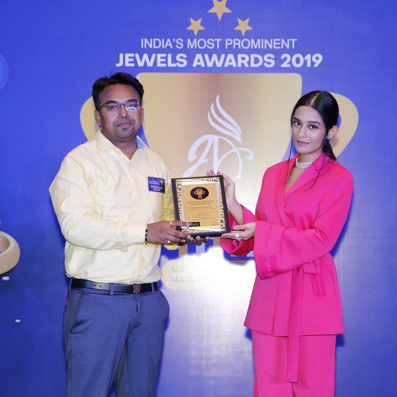 Shri Raj Verma receiving jewellery award for Shri Mahalakshmi Jewellers